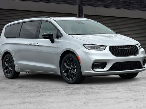 New 2026 Chrysler Pacifica Limited w/ Uconnect Theater Family Group image 2