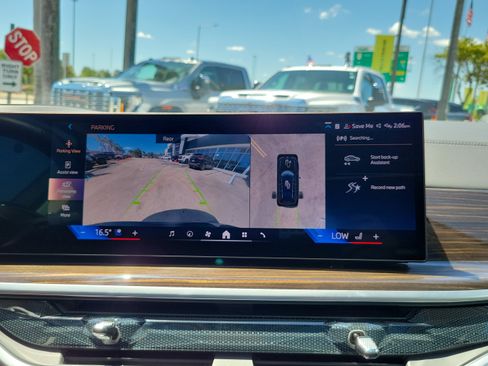 Used 2024 BMW X7 xDrive40i image 11