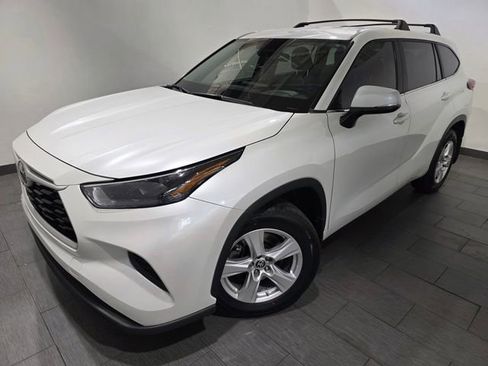 Used 2023 Toyota Highlander L FWD image 1