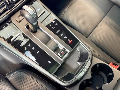 Certified 2025 Porsche Macan image 18