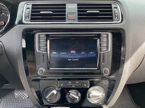 Used 2016 Volkswagen Jetta Sport image 18