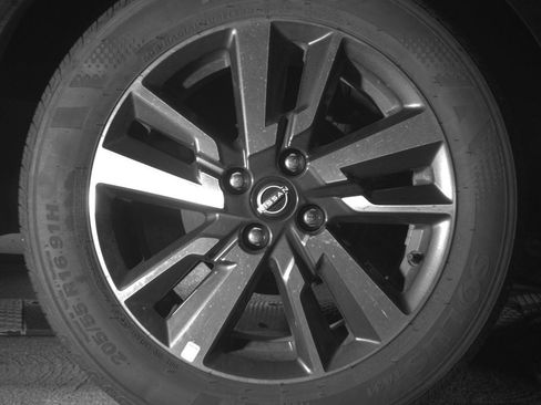 Used 2025 Nissan Versa SV FWD image 15