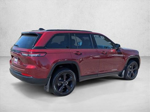 Used 2023 Jeep Grand Cherokee Limited w/ Black Appearance Package AWD/4WD image 5