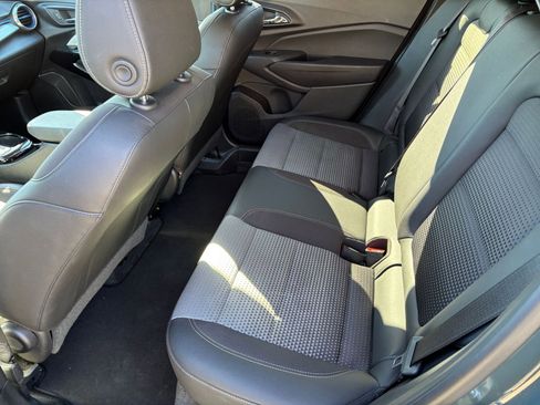 Used 2025 Chevrolet Trax LT image 30