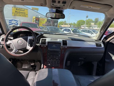 Used 2007 Cadillac Escalade AWD w/ Information Package image 7