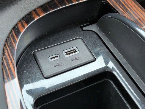 Used 2023 Cadillac Escalade Premium Luxury image 35