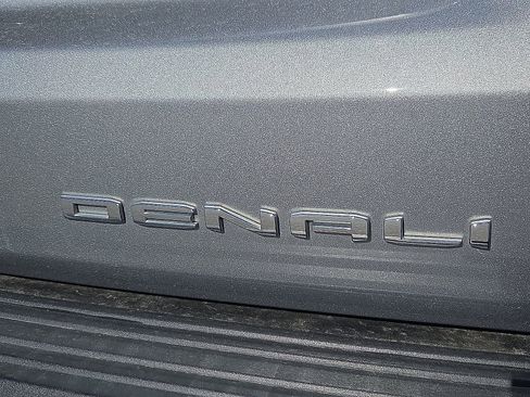 Used 2023 GMC Yukon Denali RWD image 9