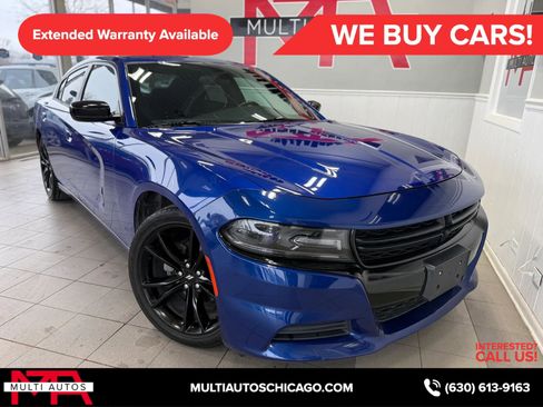 Used 2018 Dodge Charger SXT w/ Blacktop Package RWD image 2