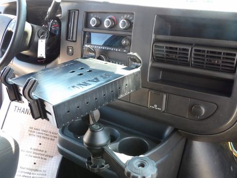 Used 2015 Chevrolet Express 2500 RWD image 23
