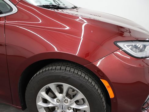 Used 2023 Chrysler Pacifica Touring-L AWD/4WD image 27