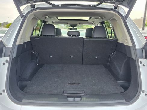 Used 2024 Nissan Rogue SV w/ SV Premium Package image 12