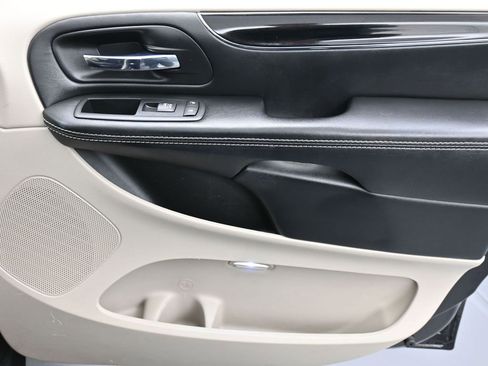 Certified 2017 Dodge Grand Caravan SXT image 15