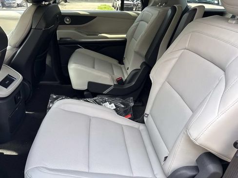New 2026 Lincoln Navigator Reserve AWD/4WD image 17