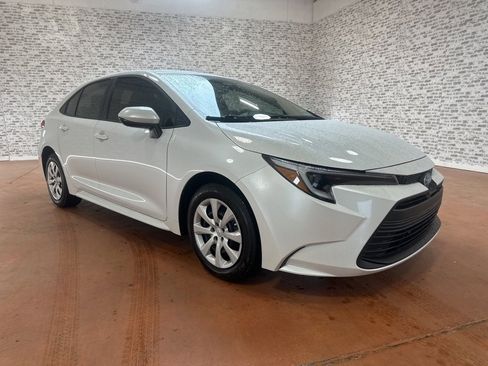 Used 2025 Toyota Corolla LE image 1
