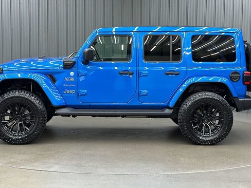 Used 2024 Jeep Wrangler Unlimited Sahara w/ Technology Group AWD/4WD image 2