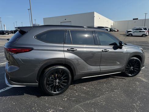 Used 2023 Toyota Highlander XSE AWD/4WD image 15