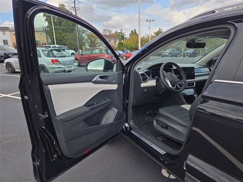 New 2025 Volkswagen Taos SEL image 11