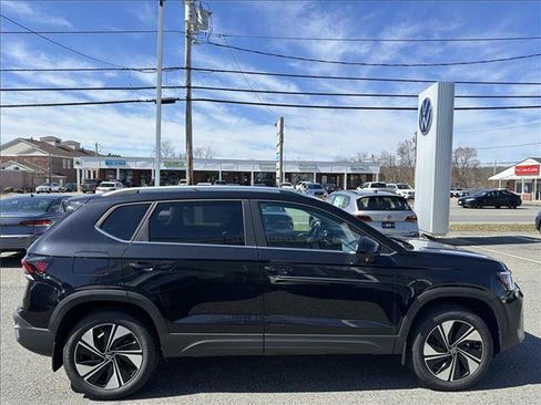 Used 2025 Volkswagen Taos SE FWD image 7