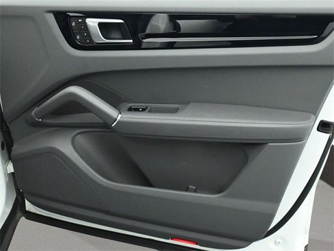Used 2023 Porsche Cayenne Coupe image 19