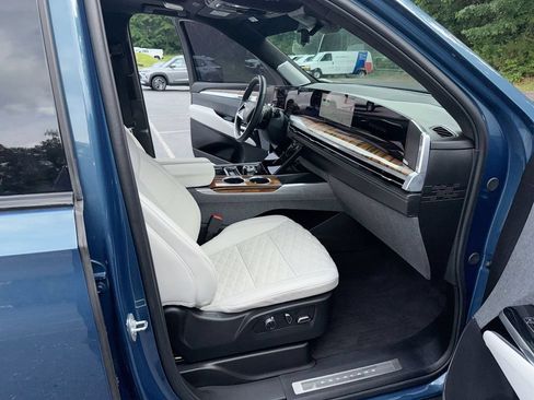 Used 2025 Cadillac Escalade Sport Platinum AWD/4WD image 32