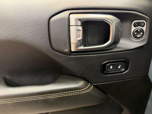 Used 2025 Jeep Gladiator Sport AWD/4WD image 9