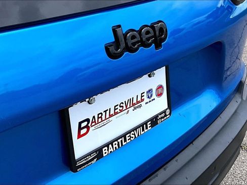 Used 2021 Jeep Cherokee Latitude Plus AWD/4WD image 14