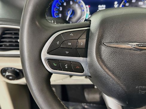 Used 2022 Chrysler Pacifica Touring-L FWD image 14