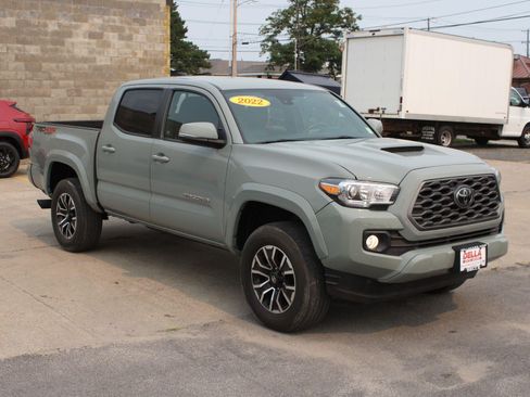 Used 2022 Toyota Tacoma TRD Sport AWD/4WD image 3
