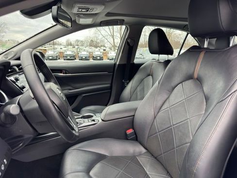 Used 2019 Toyota Camry XLE image 9