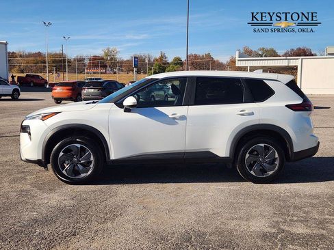Used 2024 Nissan Rogue SV image 4