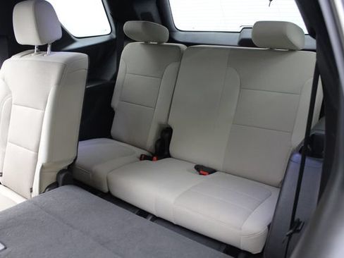Used 2022 Chevrolet Traverse LS FWD image 19