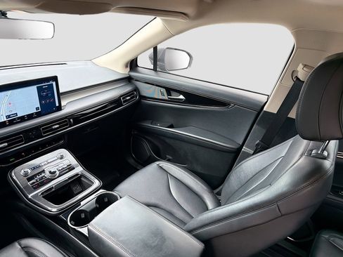 Used 2023 Lincoln Nautilus AWD w/ Premium Package image 28