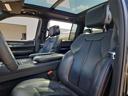 Used 2022 Jeep Wagoneer Series III w/ Premium Group I AWD/4WD image 8