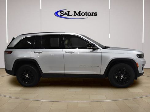 Used 2022 Jeep Grand Cherokee Limited w/ Luxury Tech Group II AWD/4WD image 9