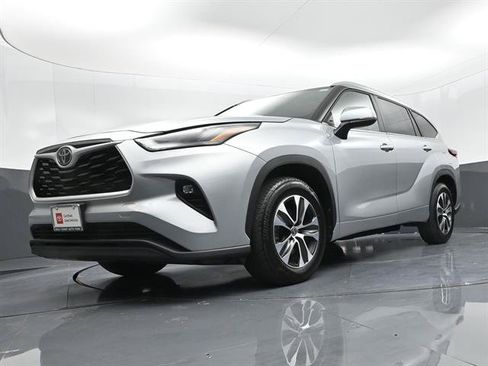 Certified 2025 Toyota Highlander XLE FWD image 33