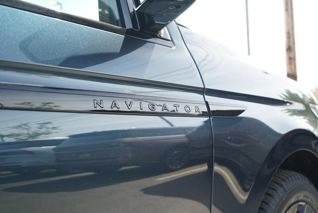 New 2026 Lincoln Navigator Reserve w/ Jet Appearance Package AWD/4WD image 37