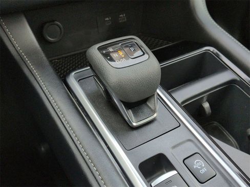 Used 2024 Nissan Pathfinder SV w/ SV Premium Package image 11