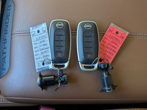 Used 2025 Nissan Pathfinder Platinum image 39