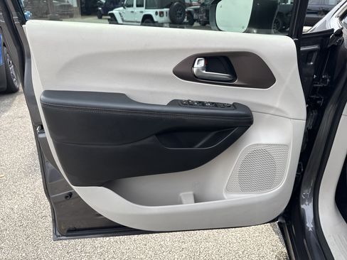Used 2019 Chrysler Pacifica Touring Plus w/ Advanced Safetytec Group FWD image 10