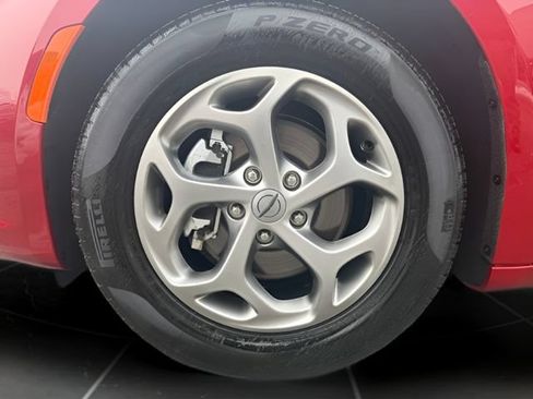Certified 2024 Chrysler Pacifica Limited FWD image 10