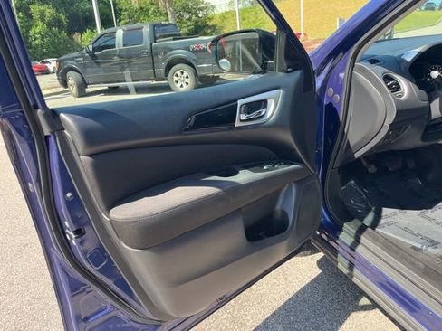 Used 2017 Nissan Pathfinder SV w/ SV Tech Package FWD image 5