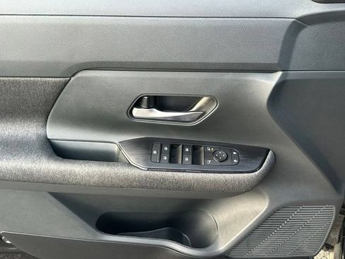Used 2025 Nissan Kicks SV AWD/4WD image 18