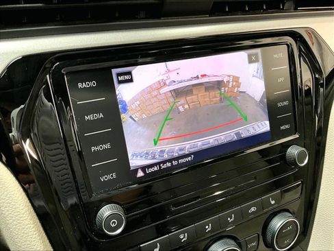 Used 2021 Volkswagen Passat 2.0T SE w/ Luggage Net & Mats Package image 17