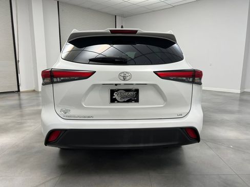 Used 2023 Toyota Highlander LE image 6