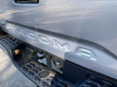 Used 2020 Toyota Tacoma TRD Sport w/ Technology Package image 10