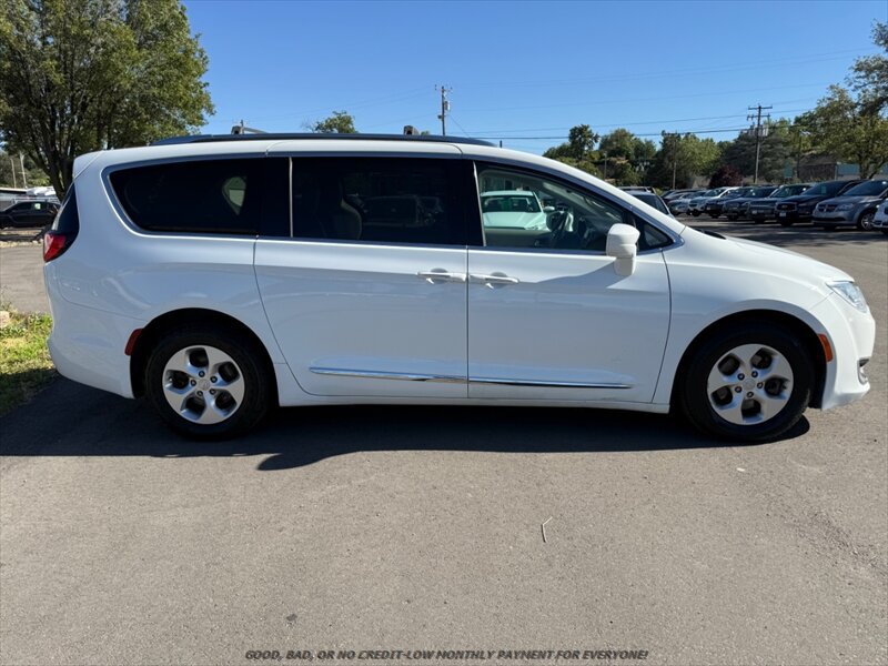 Used 2017 Chrysler Pacifica Touring-L Plus FWD image 8