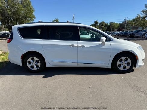 Used 2017 Chrysler Pacifica Touring-L Plus FWD image 8