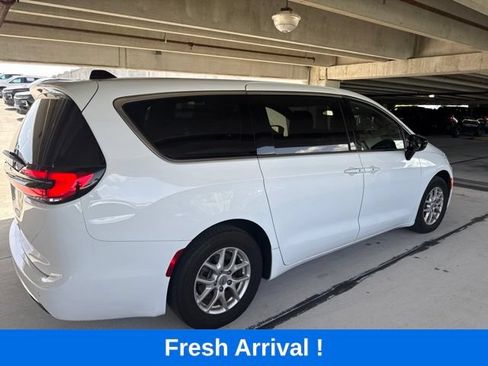 Used 2025 Chrysler Pacifica Select FWD image 14