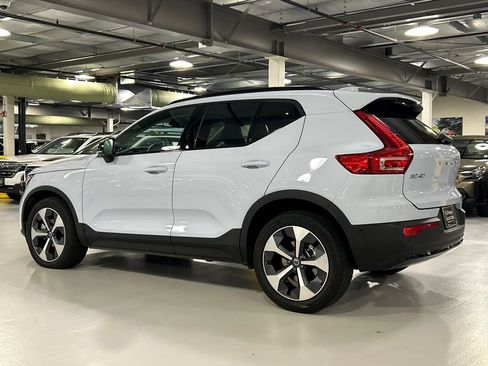 Certified 2026 Volvo XC40 B5 Plus AWD/4WD image 4
