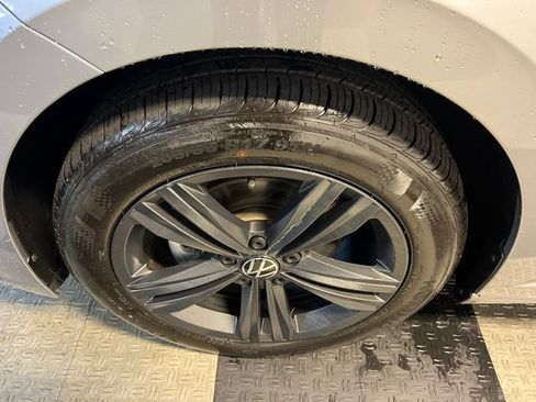 Certified 2024 Volkswagen Jetta SE FWD image 8